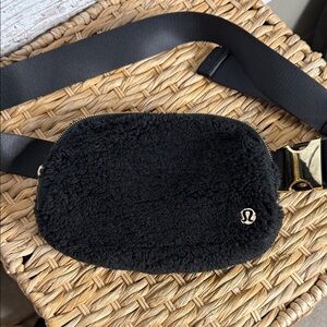 Lululemon Everywhere 1 liter Black Fleece Belt Bag